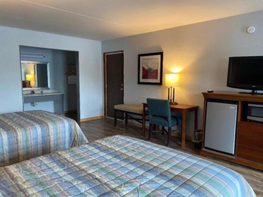 Queen Room interior